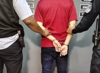 La detención del sujeto en su puesto de trabajo.