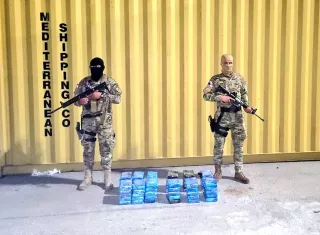 Los paquetes de droga venía dentro de dos bolsas negras camufladas. 