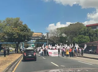 Los manifestantes cerraron un solo paño de la vía Transístmica.