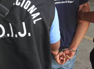 El sospechoso entre las rejas.