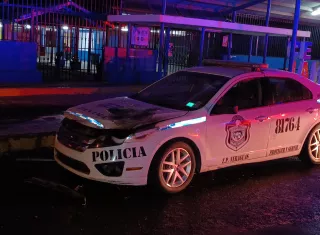 El vehículo policial echaba humo en la parte del motor.