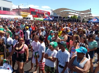 Chicos y grandes presentes en epicentro de la fiesta en Santiago.