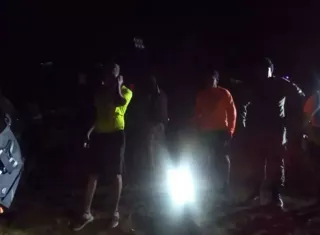 El joven se sumergió en el río y desapareció.