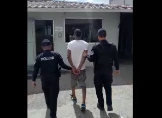 El indiciado agredió física y verbalmente a otras unidades policiales.