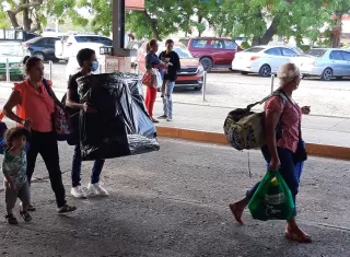 En la terminal de transporte de Chitré, los viajeros amanecieron desde temprano.