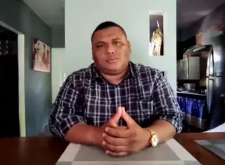 El conductor sostuvo una acalorada discusión con una unidad policial.