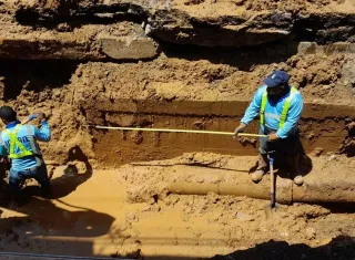 Funcionarios del Idaan trabajan con las uñas para reparar una tubería.