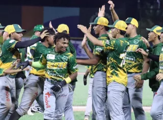El equipo de Panamá Oeste ha lucido superior hasta el momento en la Serie Final del Campeonato Nacional de Béisbol Juvenil. Foto: Fedebeis