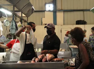 Los vendedores de productos cárnicos y mariscos que actualmente ocupan el mercado provisional deberán pasar por una capacitación.