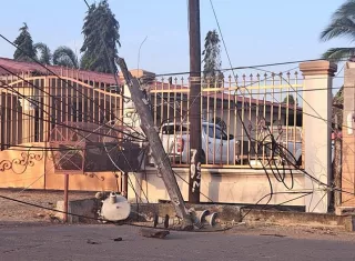Producto del impacto, el poste terminó en dos pedazos. Foto: Diógenes Santamaría