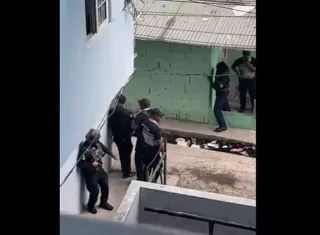 En uno de los videos que circulan en redes sociales se puede apreciar que al menos un sospechoso fue retenido.