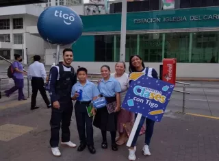Tigo obsequió termos y toppers a los estudiantes. Foto / Tigo Panamá. 
