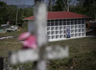 Este es el primer conjunto de cien nichos de "resguardo humanitario" en Darién para los migrantes que fallecieron en la selva en su camino hacia Estados Unidos. EFE