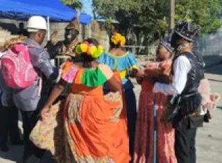 Presentación cultural como forma de protestar.