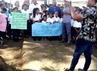 Piqueteo en la parte exterior del plantel.