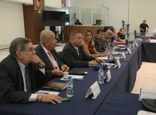 Junto al vicerrector de la UP, Ricardo Him, estuvieron presentes el director del Grupo Experimental de Cine Universitario, Jorge Cajar, el director de Información y Relaciones Públicas, Rainer Tuñón y la licenciada Maharany Rodríguez, del equipo legal.