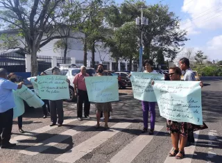 Docentes del colegio secundario Pedro Pablo Sánchez protestan contra el Meduca.
