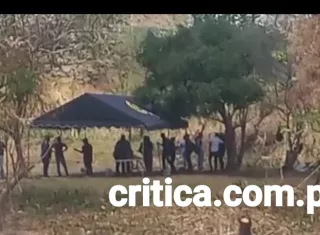 Personal de la Fiscalía marca algunos puntos en un lote baldío.  (Foto-Video: Leandro Ortíz)