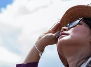 Se recomienda a las personas usar bloqueador, ropa adecuada e hidratarse.