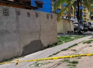 La Policía Nacional colocó cinta amarilla donde quedaron los casquillos de las balas.