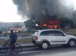 Un taller de mecánica y una vivienda improvisada fueron reducidos a escombros.