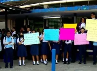 Protesta en colegio Monseñor Francisco Beckmann.