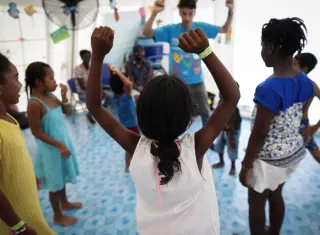  Niños migrantes juegan en la Estación de Recepción Migratoria (ERM) de San Vicente en Metetí (Panamá). EFE