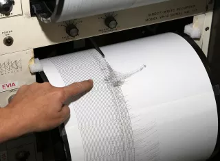 El sismógrafo o sismómetro es un instrumento para medir terremotos o pequeños temblores.