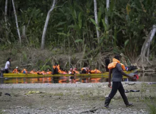 Los indígenas los reciben con sus canoas, incluso con alimentos y agua, pero cobran. EFe