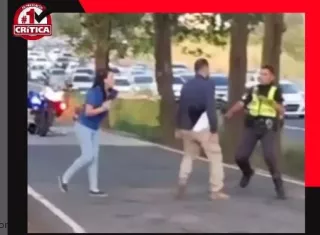 El momento del incidente fue grabado y subido a las redes sociales. 