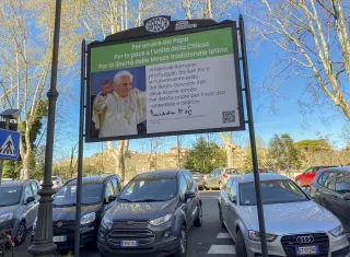 - En los alrededores del Vaticano aparecieron hoy una decena de carteles en vallas publicitarias para protestar contra la decisión del papa Francisco de limitar las misas de rito antiguo, en latín, previas al Concilio Vaticano II (1962-1965). 