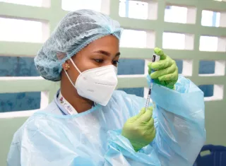 La mascarilla sigue siendo de uso obligatoria en todas las instalaciones de salud, públicas y privadas.