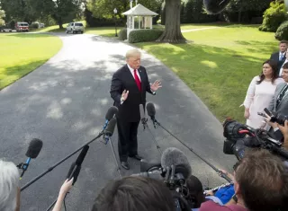 Fotografía de archivo en la que se registró al expresidente estadounidense Donald J. Trump (c). EFe