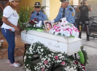 Sepelio de la niña Lina.