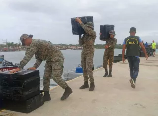 Agentes del Senafront cargada los bultos con el contenido de los cigarrillos de contrabando.