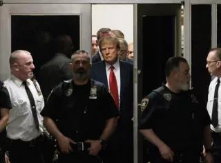 El expresidente de EE.UU. Donald J. Trump (c) llega al tribunal neoyorquino de Manhattan, este 4 de abril de 2023, para la lectura de cargos por el juez Juan Merchan. EFE