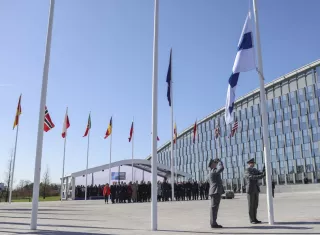 La bandera de Finlandia ya ondea en la OTAN. EFE