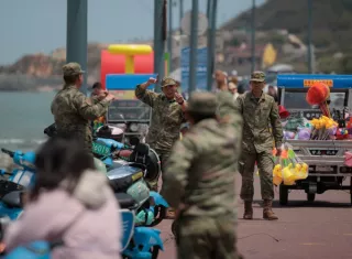 Miembros del Ejército Popular de Liberación (EPL) ajustan un cable en una playa en Pingtan, provincia de Fujian, China. EFE