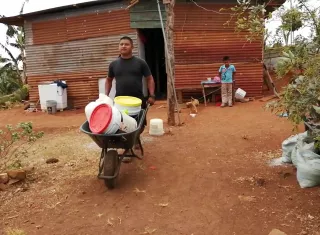 Los pobladores de Arraiján sale a buscar agua en ríos, quebradas o pozos.