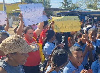 Los estudiantes junto a sus padres salen a protestar por el mal estado del plantel.