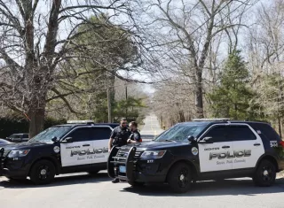 La Policía de Dighton bloquea la calle donde vive el sospechoso de filtrar documentos secretros de EE.UU., este 13 de abril de 2023, en Dighton, Massachusetts. EFE