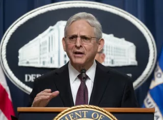 El fiscal general de Estados Unidos, Merrick Garland, habla en conferencia de prensa en el Departamento de Justicia, en Washington (EE.UU.), este 14 de abril de 2023. EFE
