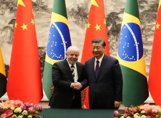 El presidente brasileño, Luiz Inácio Lula da Silva, estrecha la mano de su homólogo chino, Xi Jinping, tras la ceremonia de firma de acuerdos bilaterales en Pekín durante su visita oficial a China. EFE