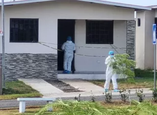 El cuerpo de Kirlly Núñez fue encontrado en el baño de la residencia No.195, con heridas de arma punzo cortante. 