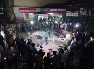 El expolítico y mafioso indio interactuaban con la prensa en el momento del suceso, que quedó grabado frente a las cámaras y cuyas imágenes se viralizaron por las redes sociales al instante. EFE