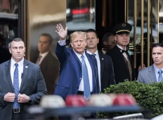 El expresidente estadounidense Donald Trump (c) saluda a la salida de la Torre Trump, en una imagen de archivo. EFE