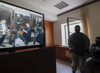 El opositor y periodista ruso Vladímir Kara-Murzá (en la pantalla) escucha su sentencia. EFE