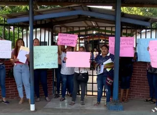 En primera instancia, los padres de familia interpusieron la denuncia ante la directora del plantel, aunque no se tomaron medidas al respecto.