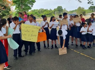 Después de 2 meses, los padres de familia salieron a protestar, pues se cansaron de esperar el nombramiento de docentes.