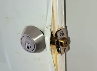 Forzaron puertas y ventanas para ingresar a las casas.